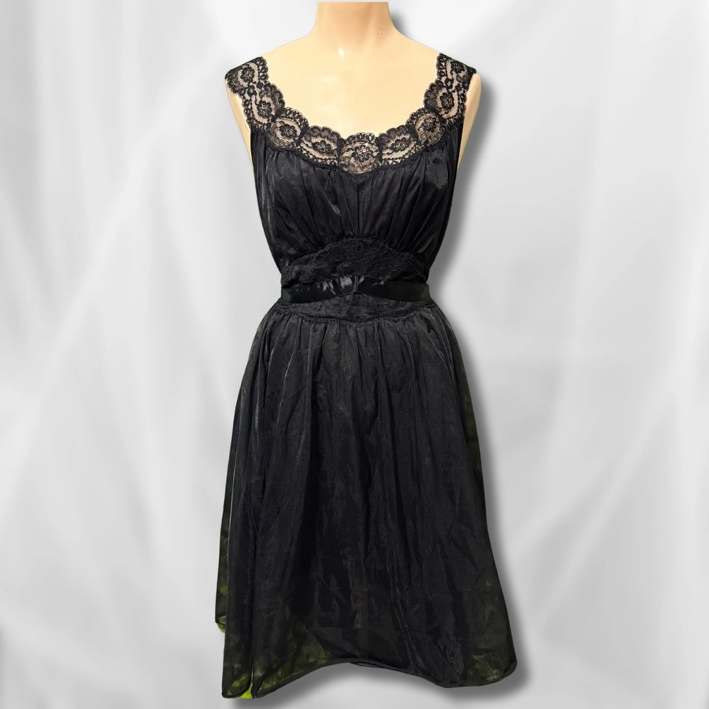 Vanity Fair Black Sleeveless Scoop Neck Chemise